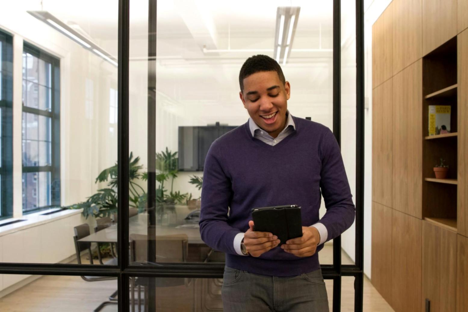 Análisis de datos financieros en pantalla mostrando tendencias del mercado hipotecario español