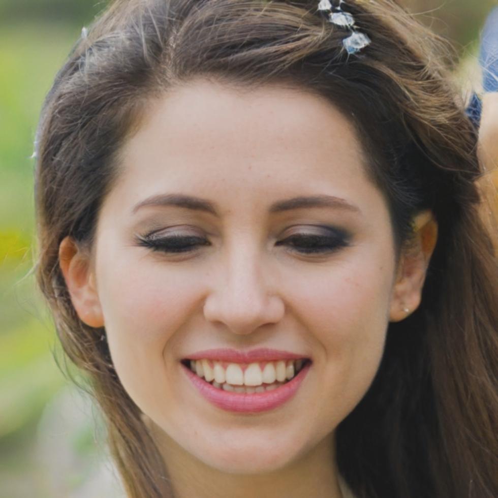 Experta financiera Caterina mostrando análisis comparativo de productos bancarios